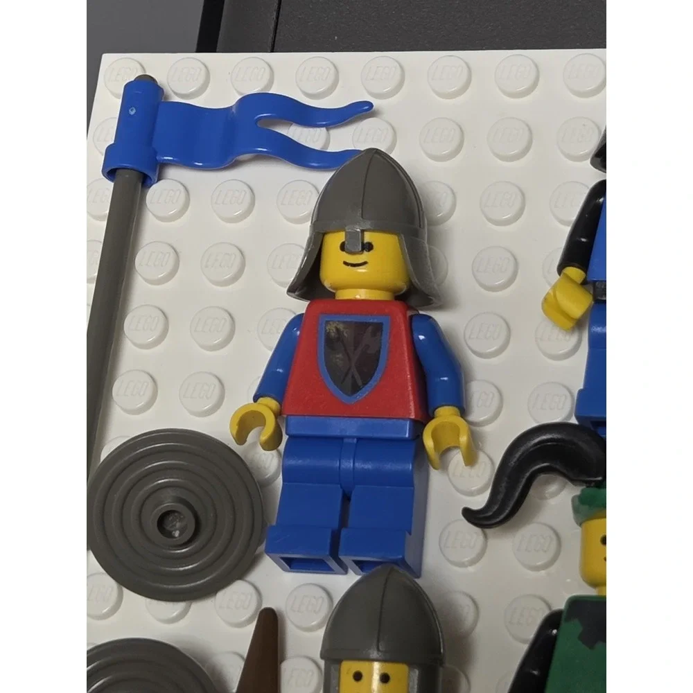 Vintage LEGO Knight Castle Forestmen Wolfpack Minifigures Minifig Weapon Shields